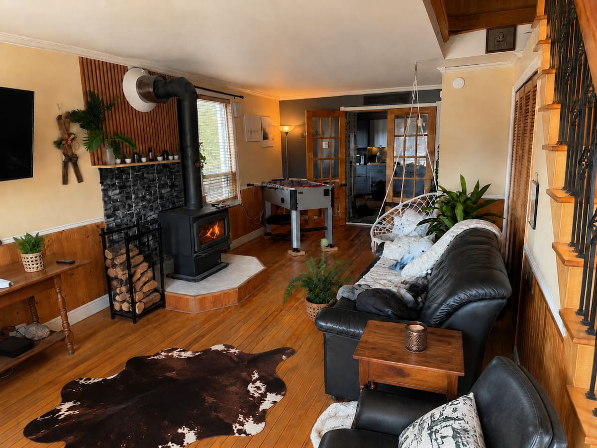 Salon chaleureux avec poêle à bois